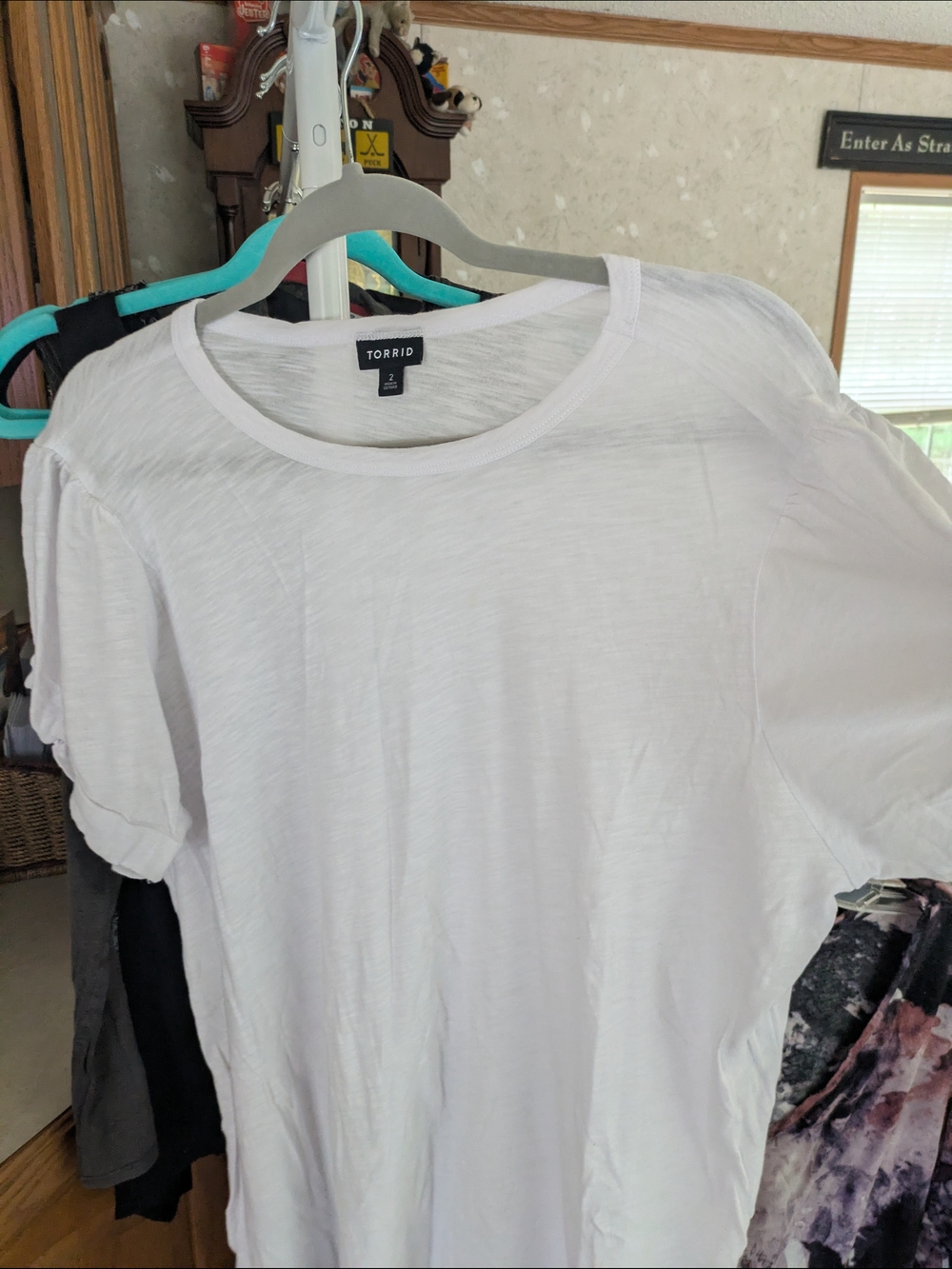 torrid White Crewneck Short Sleeve Tee